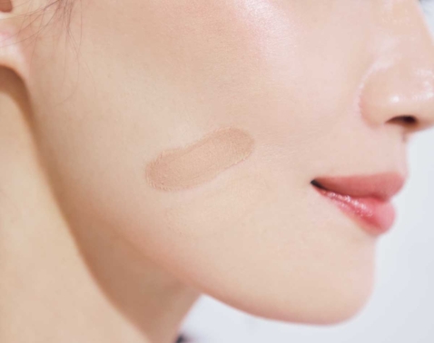 シミを隠すより効果的！うっかり日焼け肌を一瞬で美しく見せる「ファンデの色落とし」術