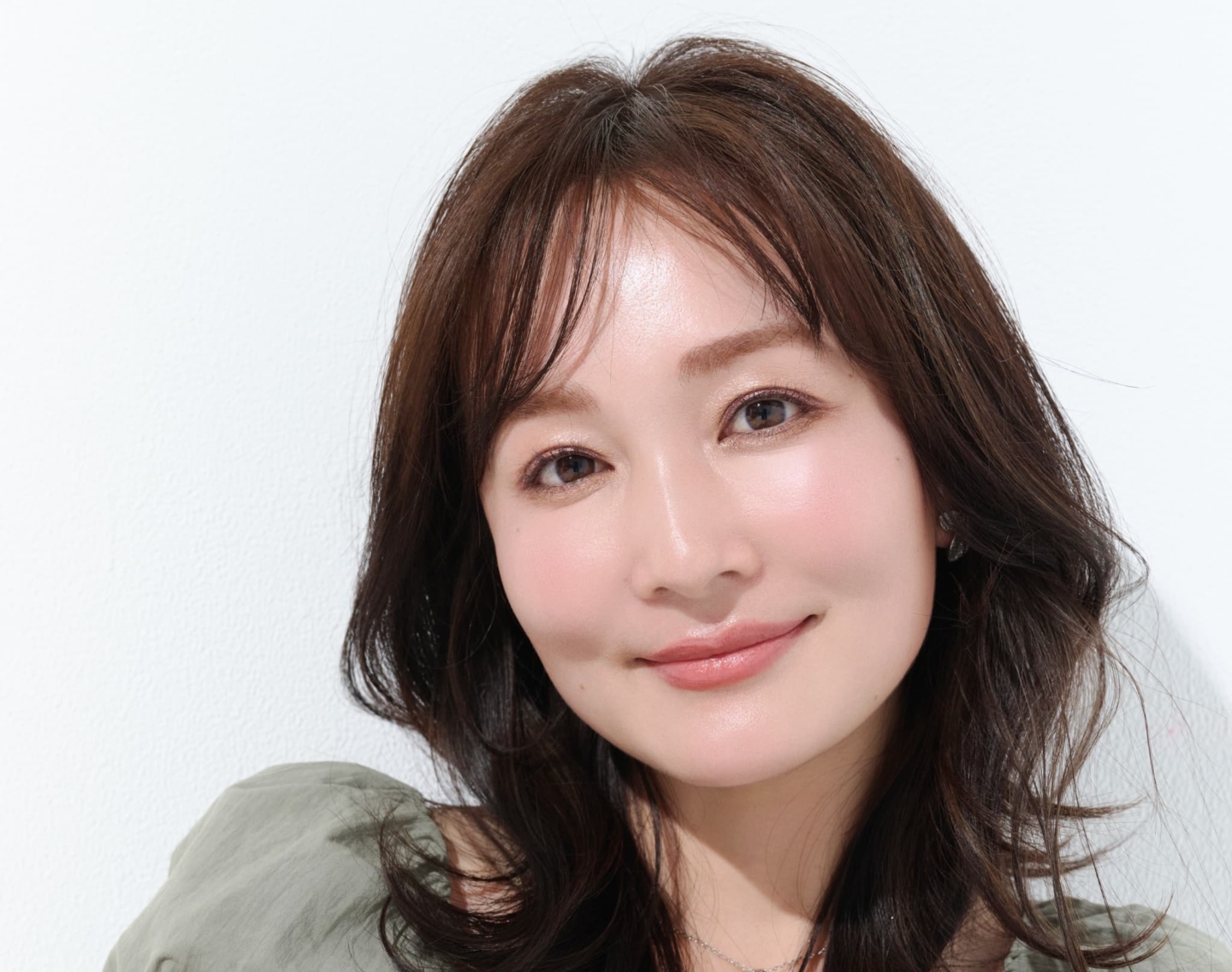 【40代50代のヘアカタログ】バッサリ切ってもカジュアルすぎない！夏を快適に過ごす「品格くびれミディアム」