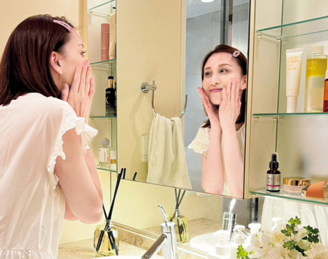 今までのケアじゃ間に合わない！40代ママモデルの「透明感を取り戻す」洗面台コスメ