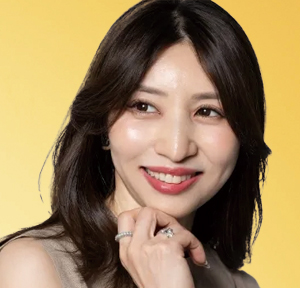 <small>ネイリスト<br />美STリュクス<br />赤堀幸子さん 56歳</small>