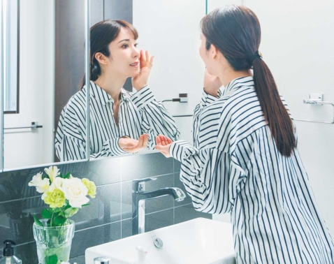 現役の美容皮膚科医がガチ愛用！洗面所に並ぶ“絶対に老けない”一軍コスメ