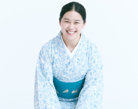 【カバンの中身】女性落語家・林家つる子さんが舞台でも肌身離さず身に付けるお守りとは？