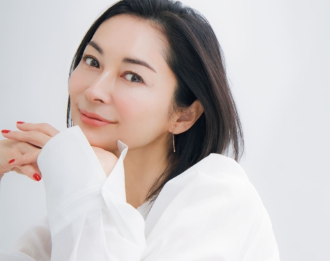 【伊東美咲さん】吸い込まれるようなハリのある目元が印象的！美ST限定特別画像集