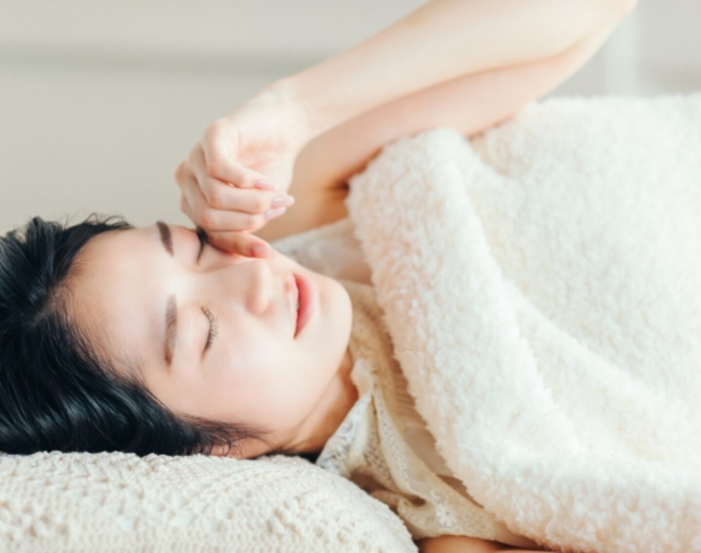 寝ようとした瞬間に体が「ビクッ」なぜ起こる？ストレスや疲労が原因のジャーキングと対処法