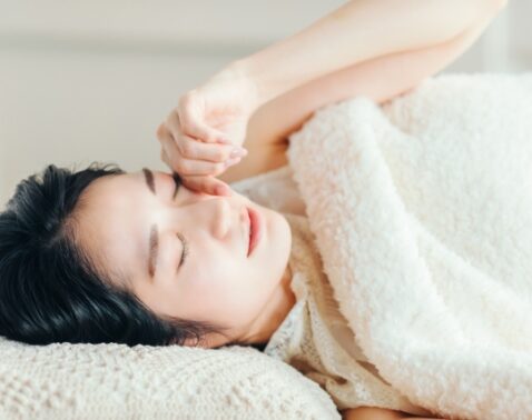 寝ようとした瞬間に体が「ビクッ」なぜ起こる？ストレスや疲労が原因のジャーキングと対処法