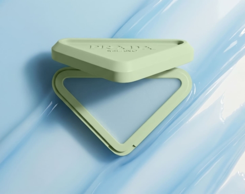【プラダ ビューティ】コレクションしたいトライアングルロゴ パッケージの極上ジェリーバーム新登場