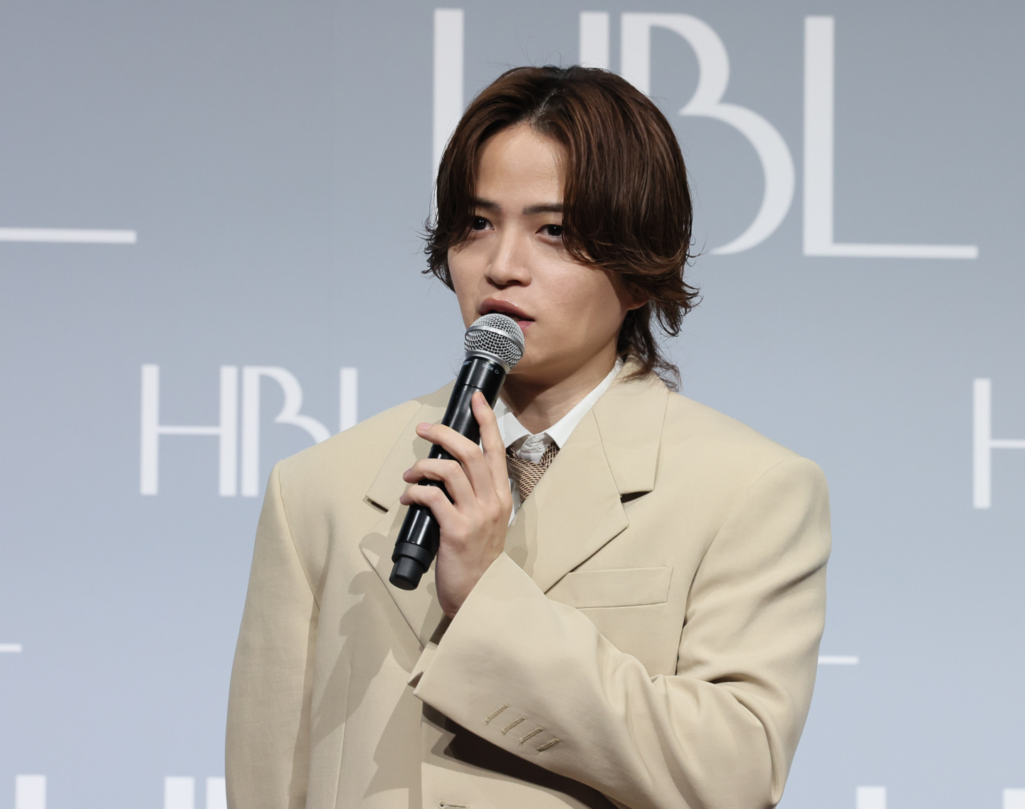 timeleszの菊池風磨さん、帽子をかぶっても隠せない「眉毛」が気になる…HBLの新CMに登場