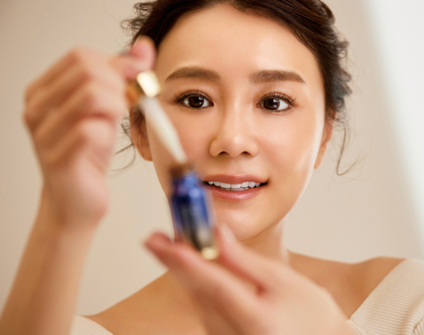 多忙な人気放送作家・勝木友香さんの美肌の理由は？秋肌を救う実力派コスメ3選
