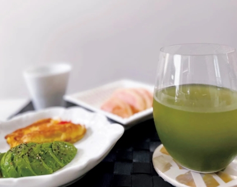 気づけばサプリが増えていく……50代美容ライターが「朝の1杯」にまとめた理由