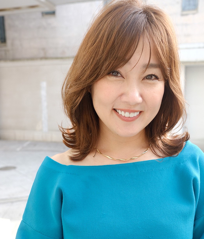 【40代の2021年最新髪型】ふんわり小顔になれる韓国風外ハネミディアム｜大人の週末ヘアカタログ