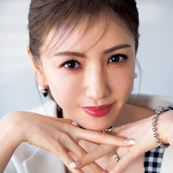 モデル・美香さん46歳【美の秘訣】5か条、スキンケアからアクセまで！