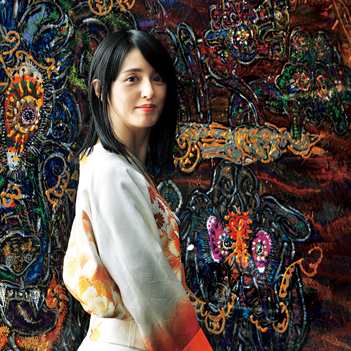 美しすぎる画家・小松美羽さんの美しさを作るアートの世界